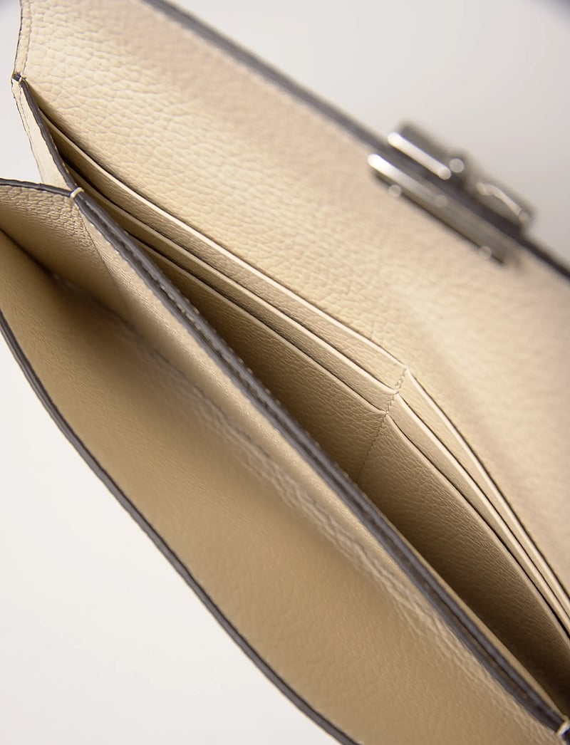 TOTEME - Leather T-Lock Wallet - punge - white - 5