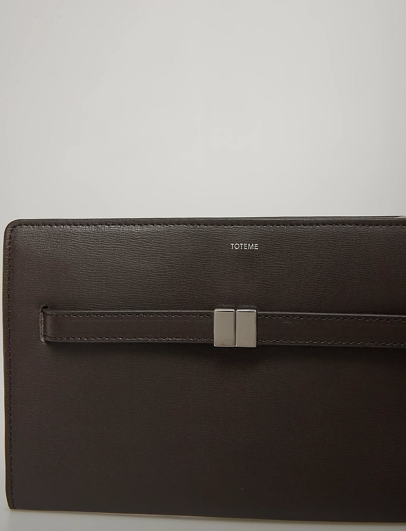 TOTEME - Belted Crossbody Bag - töskur með axlaról - brown - 4