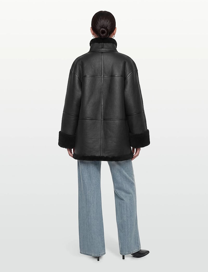 TOTEME - SIGNATURE SHEARLING JACKET - frühlingsjacken - black - 5