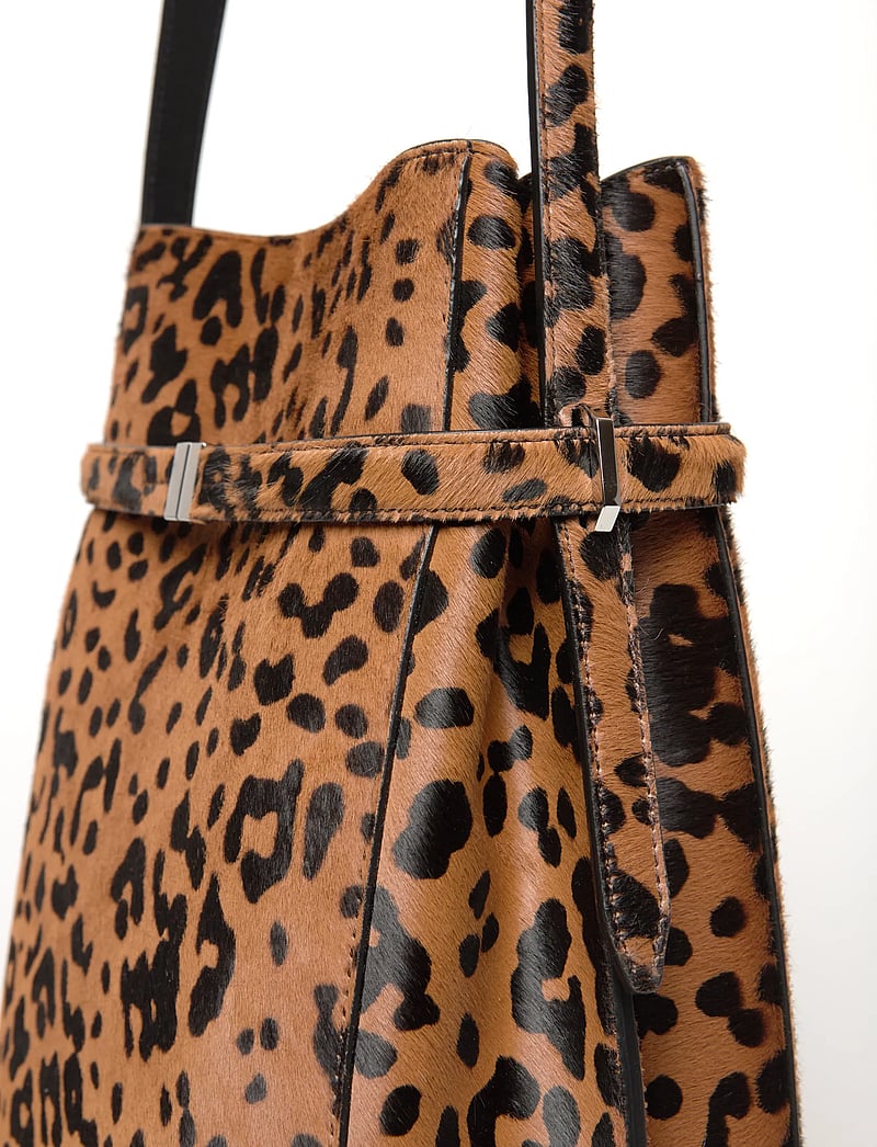 TOTEME - BELTED PONY HAIR BUCKET BAG - særlige begivenheder - leopard - 4