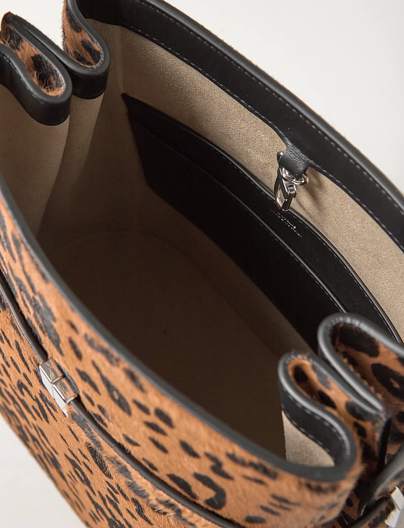 TOTEME - BELTED PONY HAIR BUCKET BAG - særlige begivenheder - leopard - 5