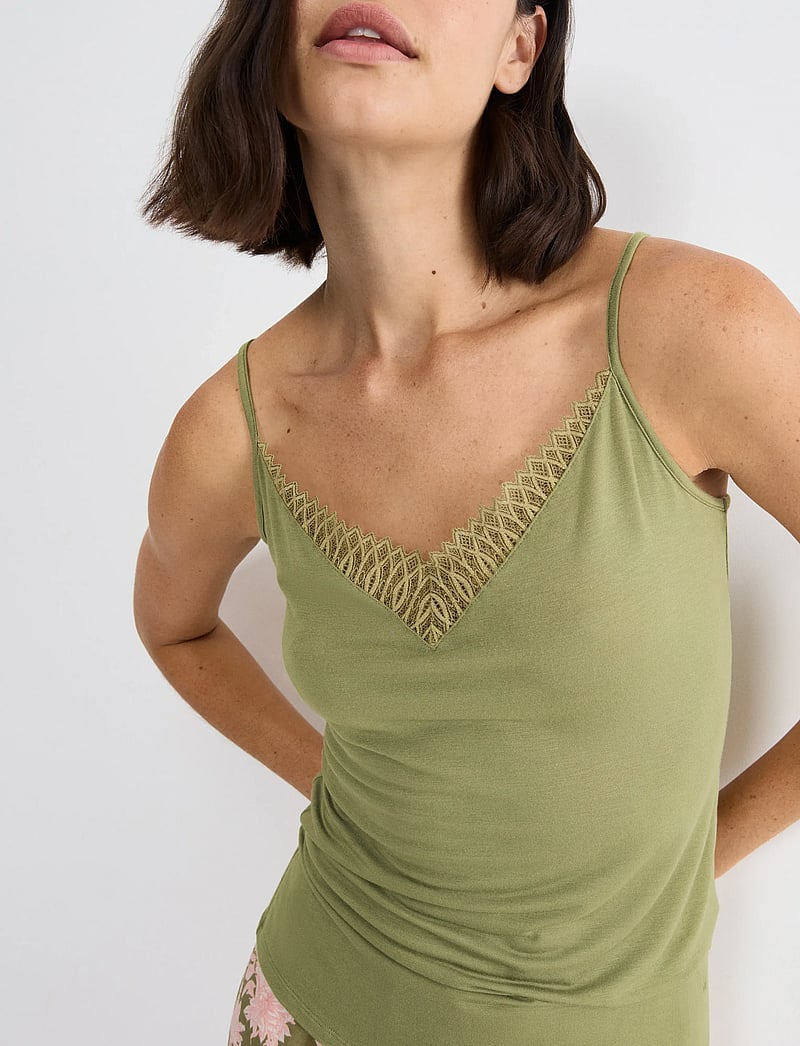 Triumph - Aura Spotlight Camisole - oberteile - olive gold - 3