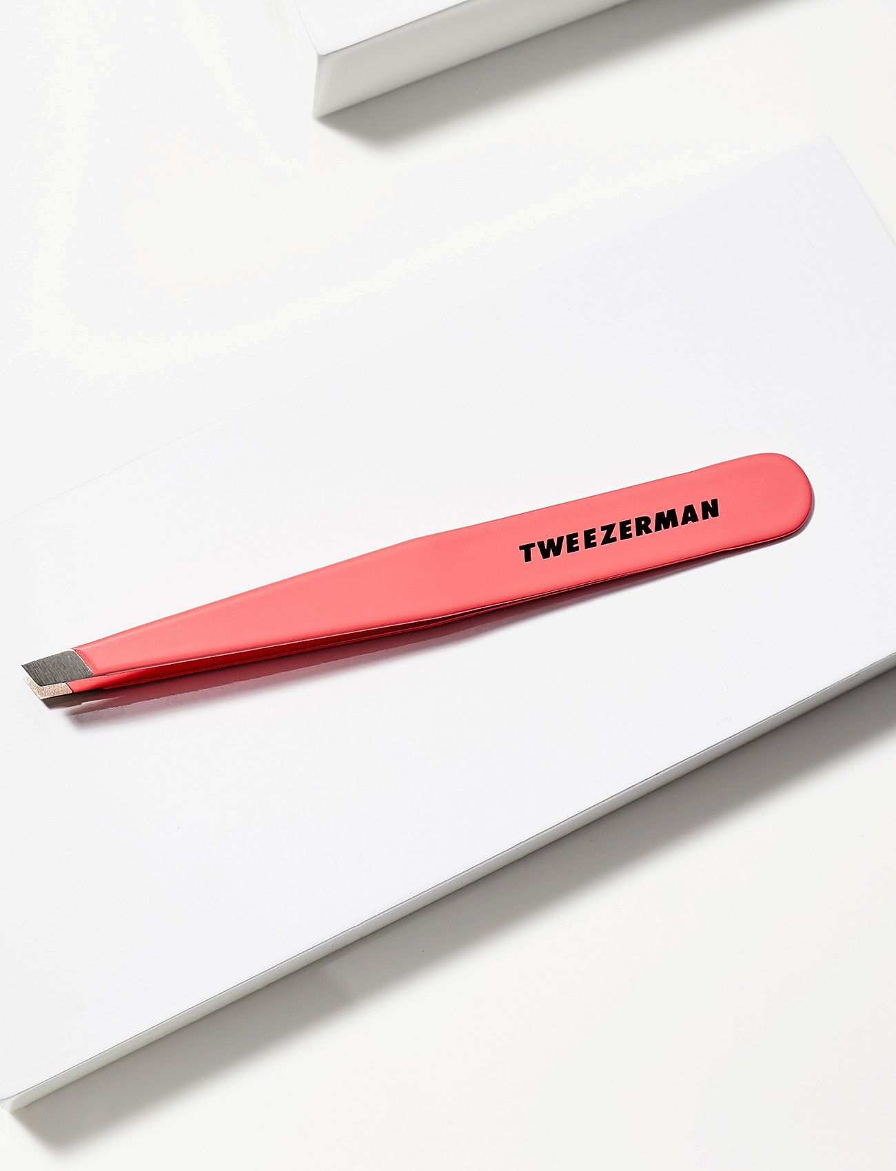 Tweezerman - Slant Tweezer Geranium - makeup - geranium - 2