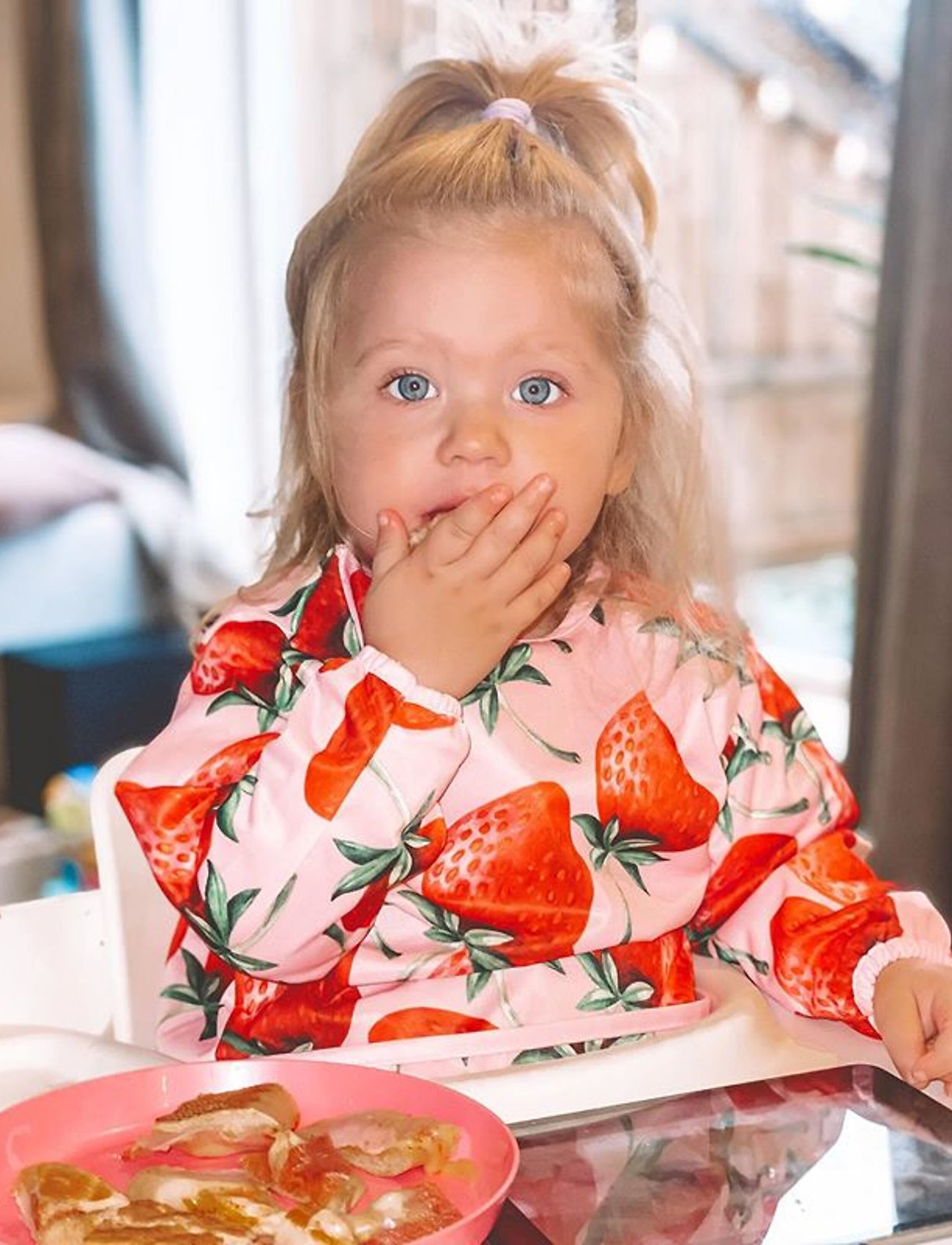 Twistshake Twistshake Long Sleeve Bib Strawberry, One Size, Pink, Hagesmække > Langærmet Hagesmæk, Børn