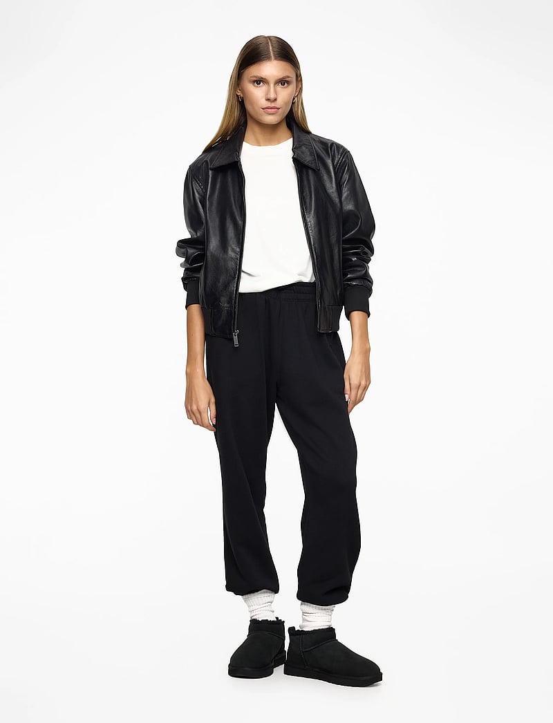 UGG - W Classic Ultra Mini - teddy boots - black - 3