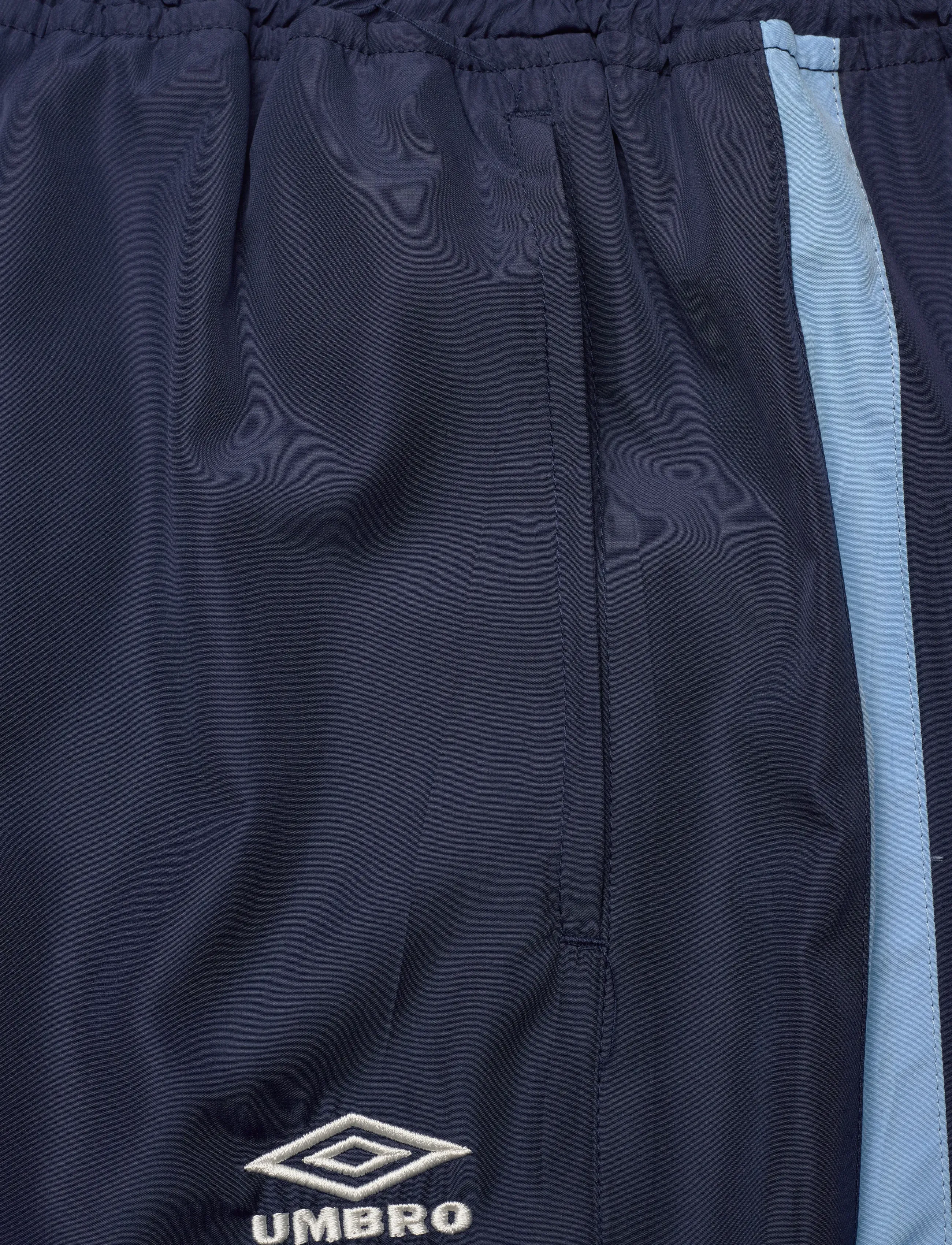 Umbro - Relaxed Track Pant - sporta bikses - navy - 4