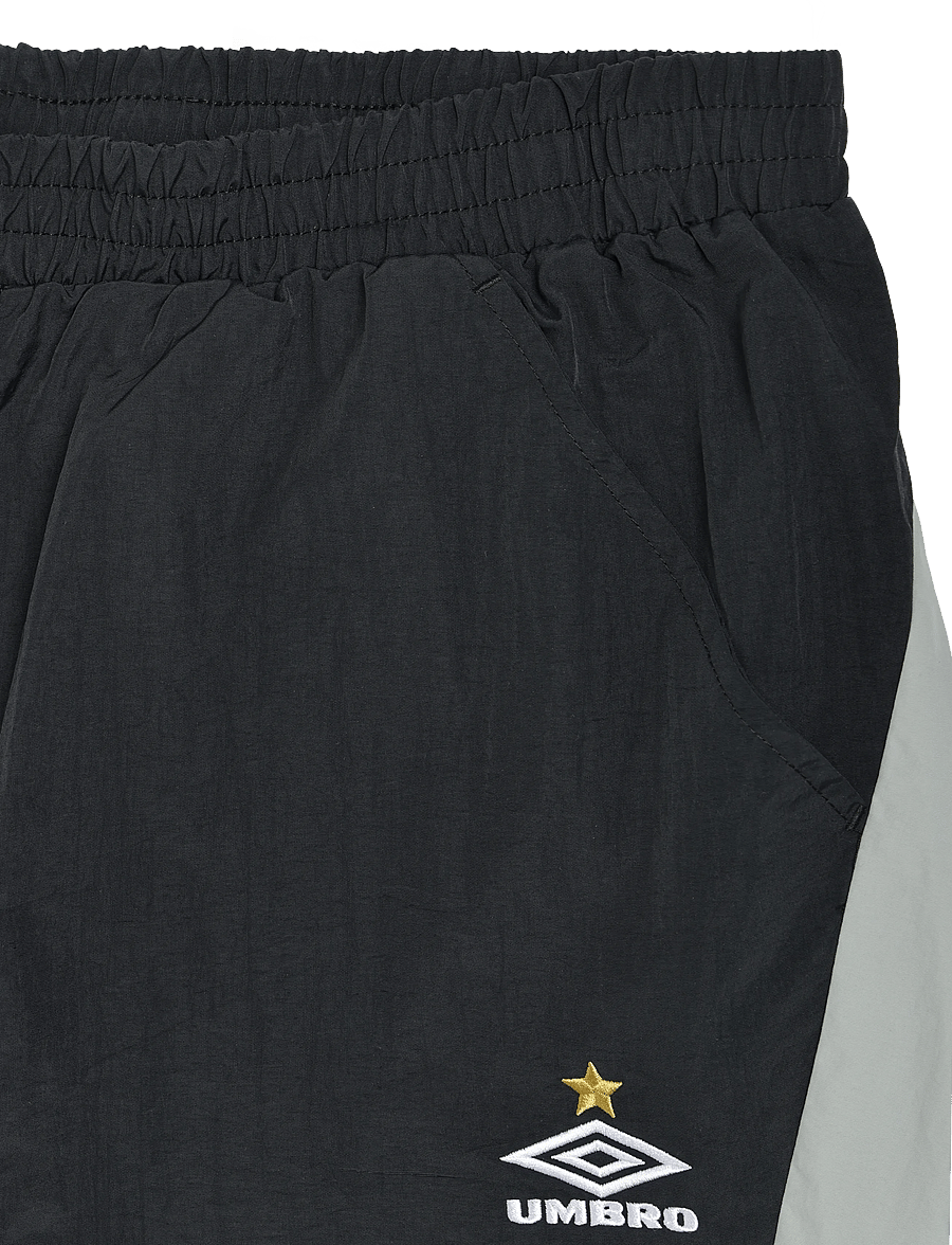 Umbro - Relaxed Track Pant - träningsbyxor - black - 3