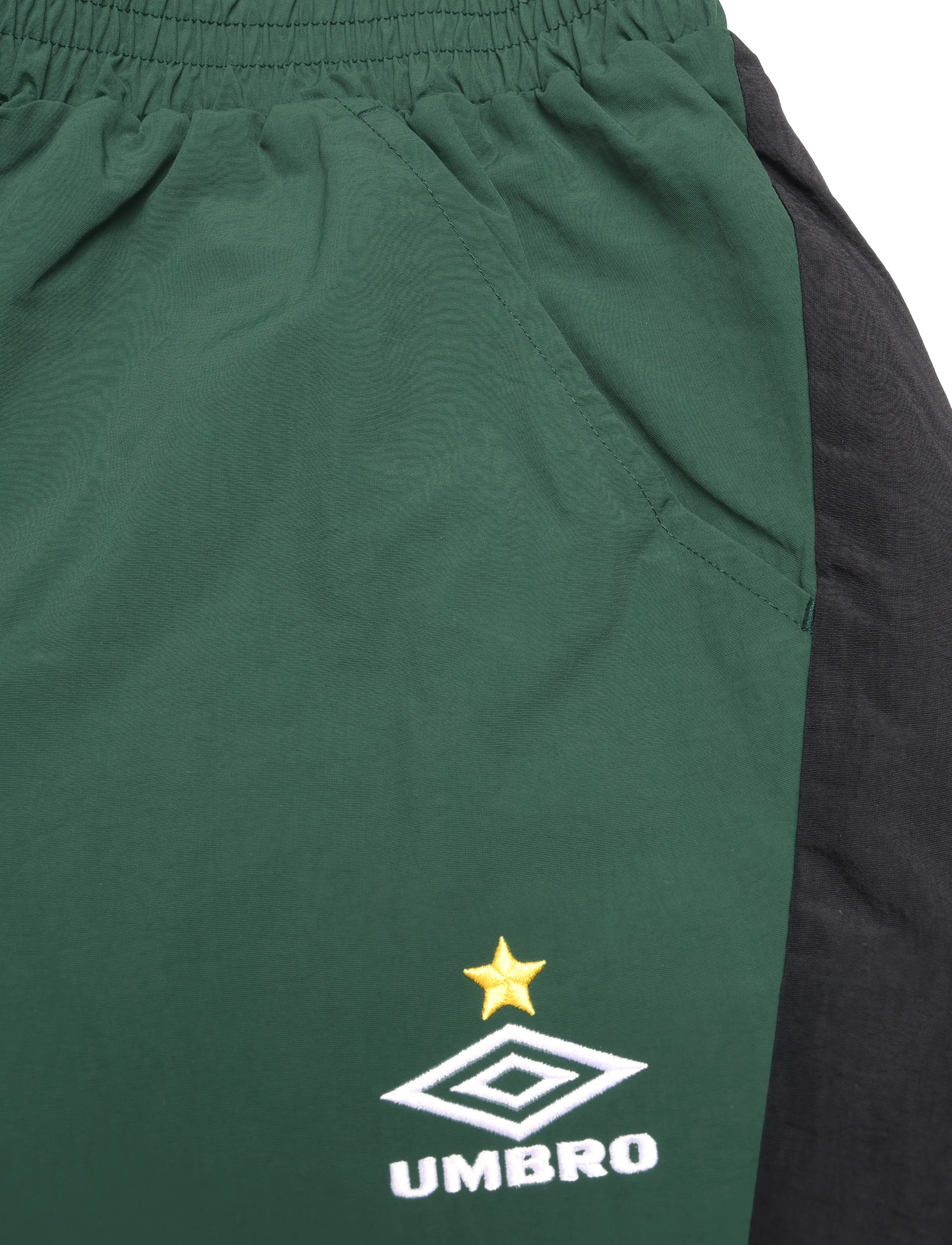 Umbro - Relaxed Track Pant - träningsbyxor - green - 2