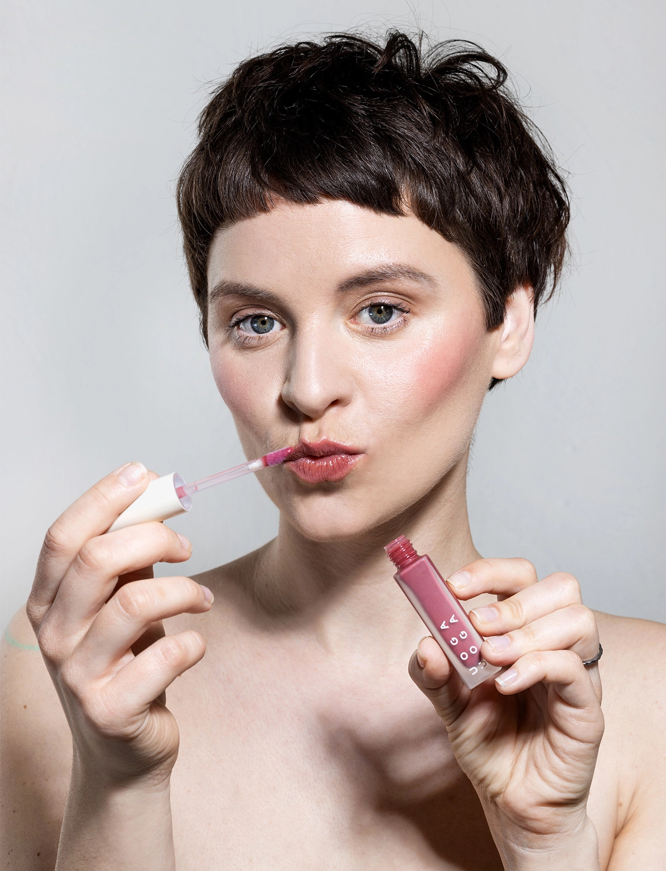 Uoga Uoga - Uoga Uoga Nourishing Lip Gloss - bliv klar til date night - roseberry - 2