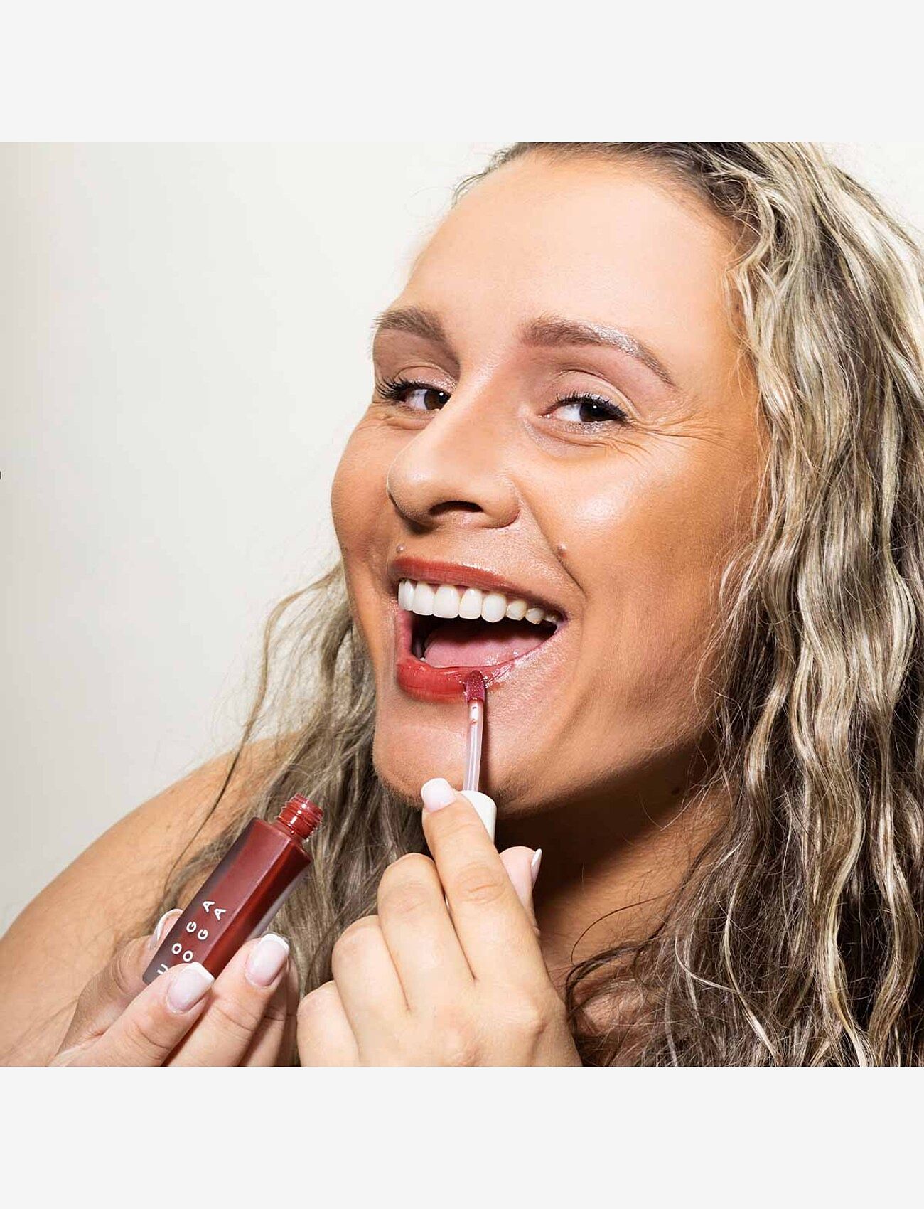 Uoga Uoga - Uoga Uoga Nourishing Lip Gloss, Summerberry 5ml - bliv klar til date night - summerberry - 2