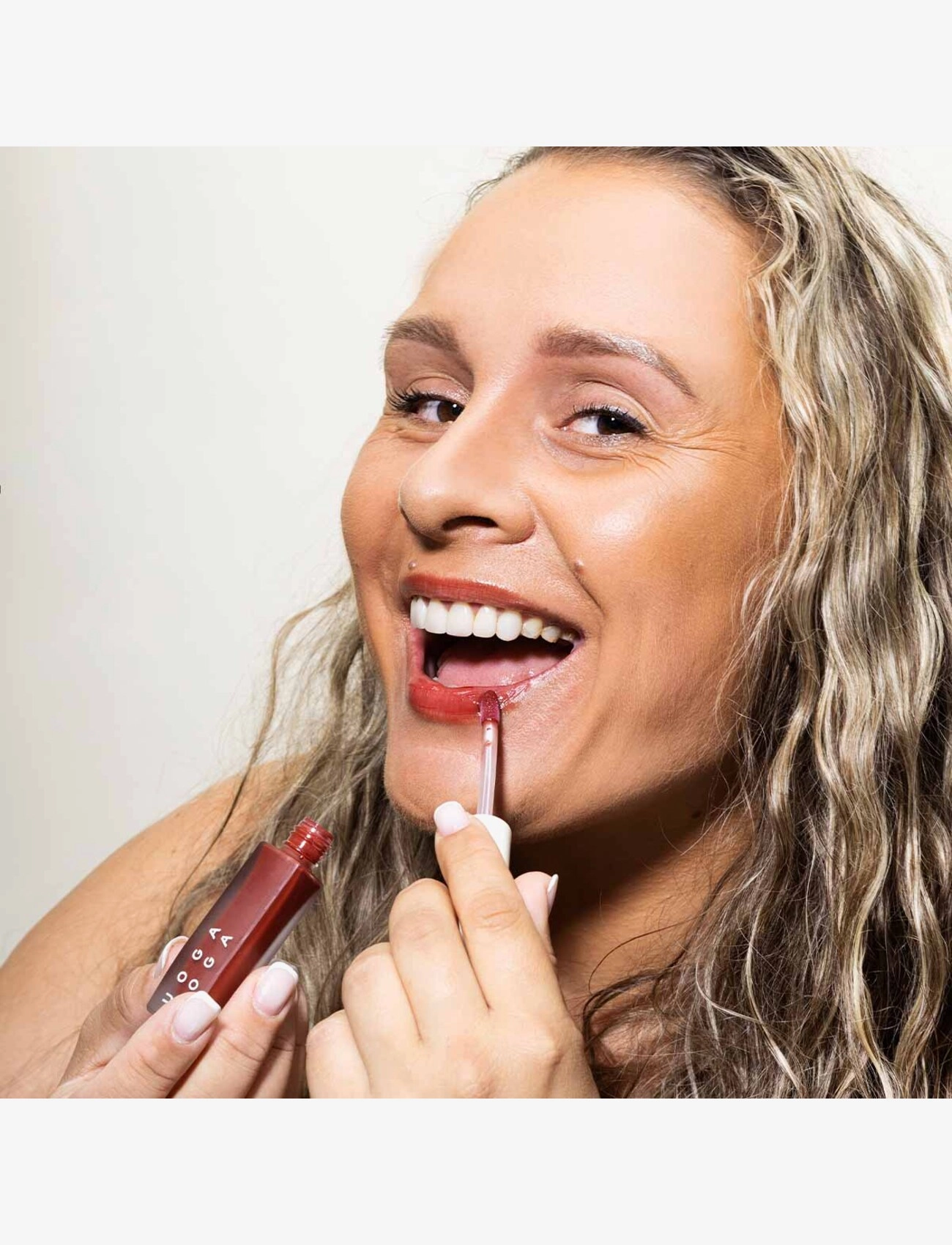 Uoga Uoga - Uoga Uoga Nourishing Lip Gloss - bliv klar til date night - summerberry - 2