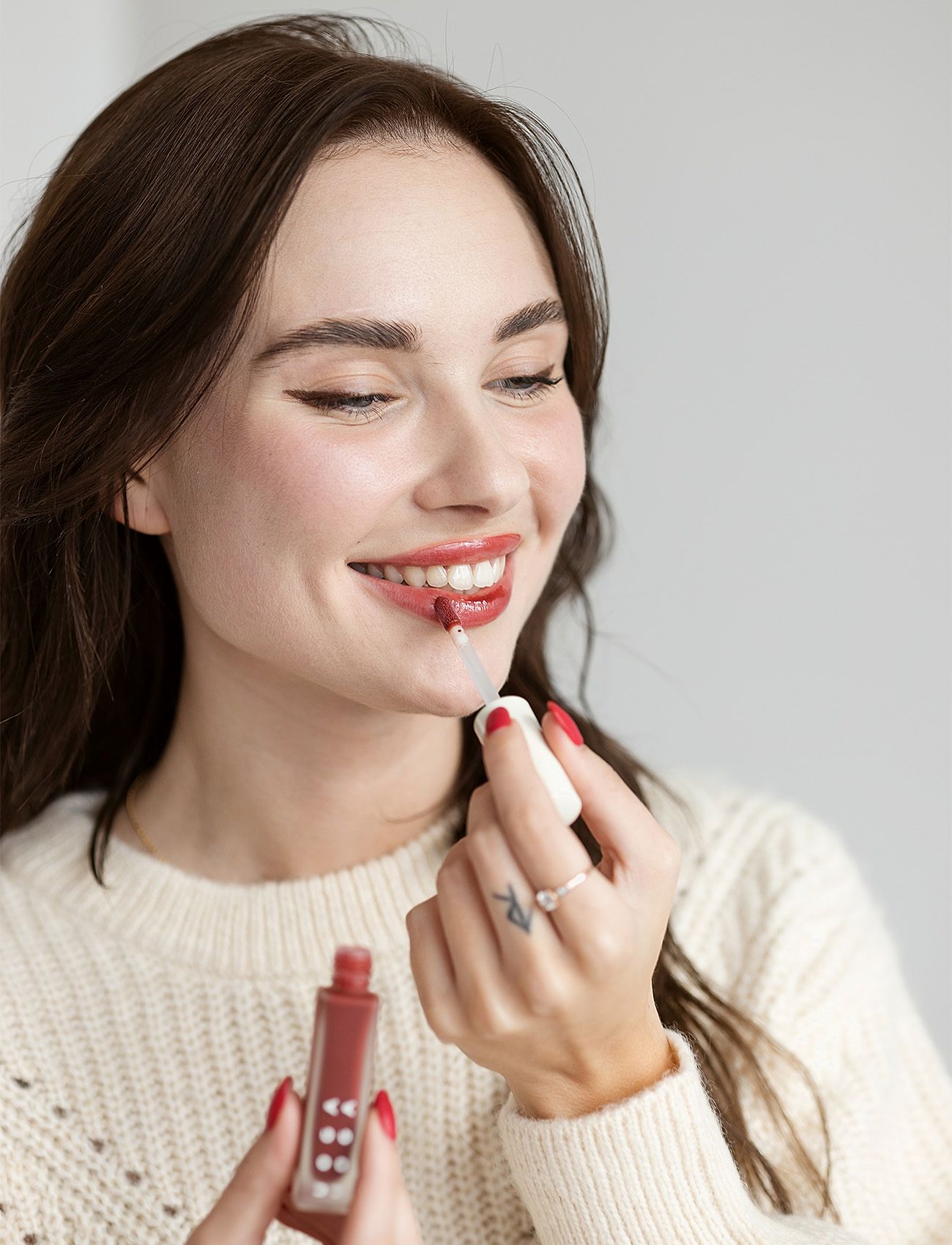 Uoga Uoga - Uoga Uoga Nourishing Lip Gloss, Summerberry 5ml - bliv klar til date night - summerberry - 3