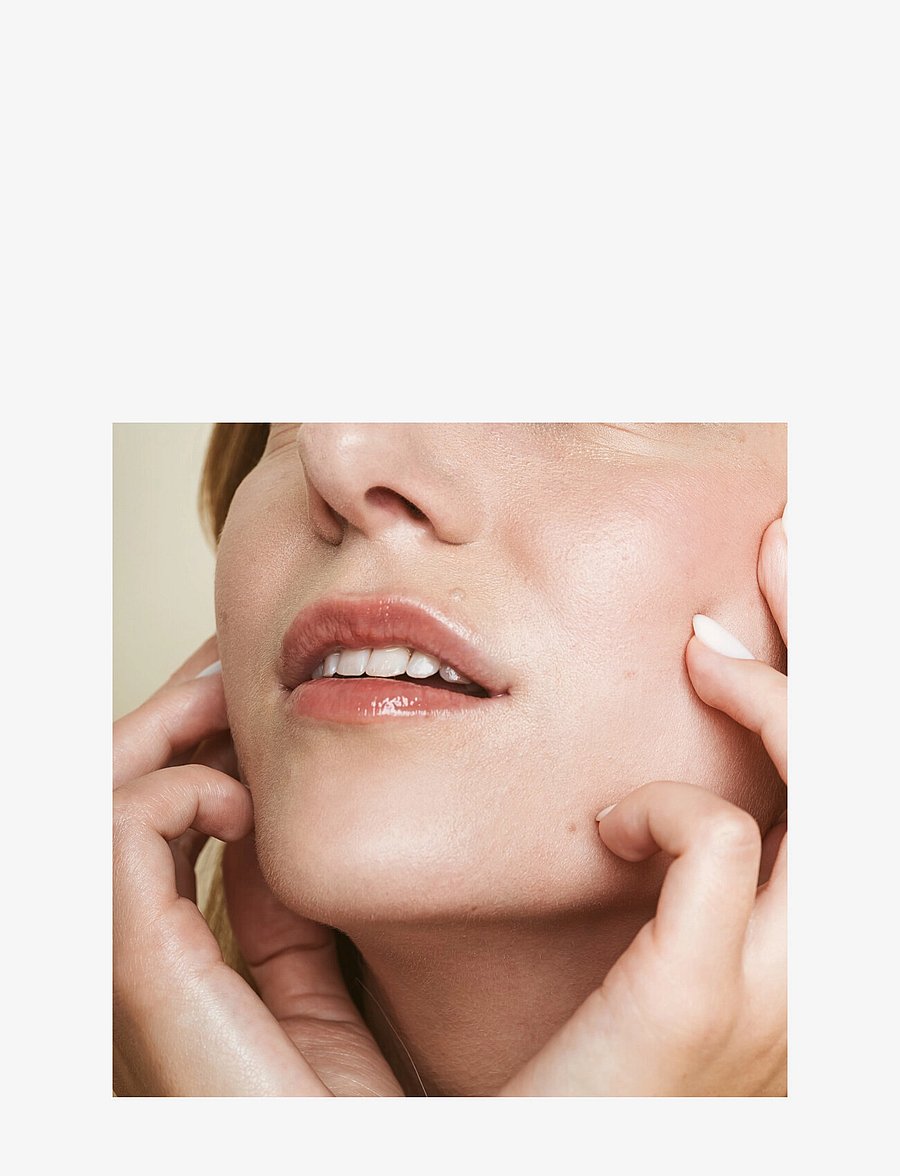 Uoga Uoga - Uoga Uoga Illuminating Face Primer with hyaluronic acid and amber - bliv klar til date night - comet tail - 2