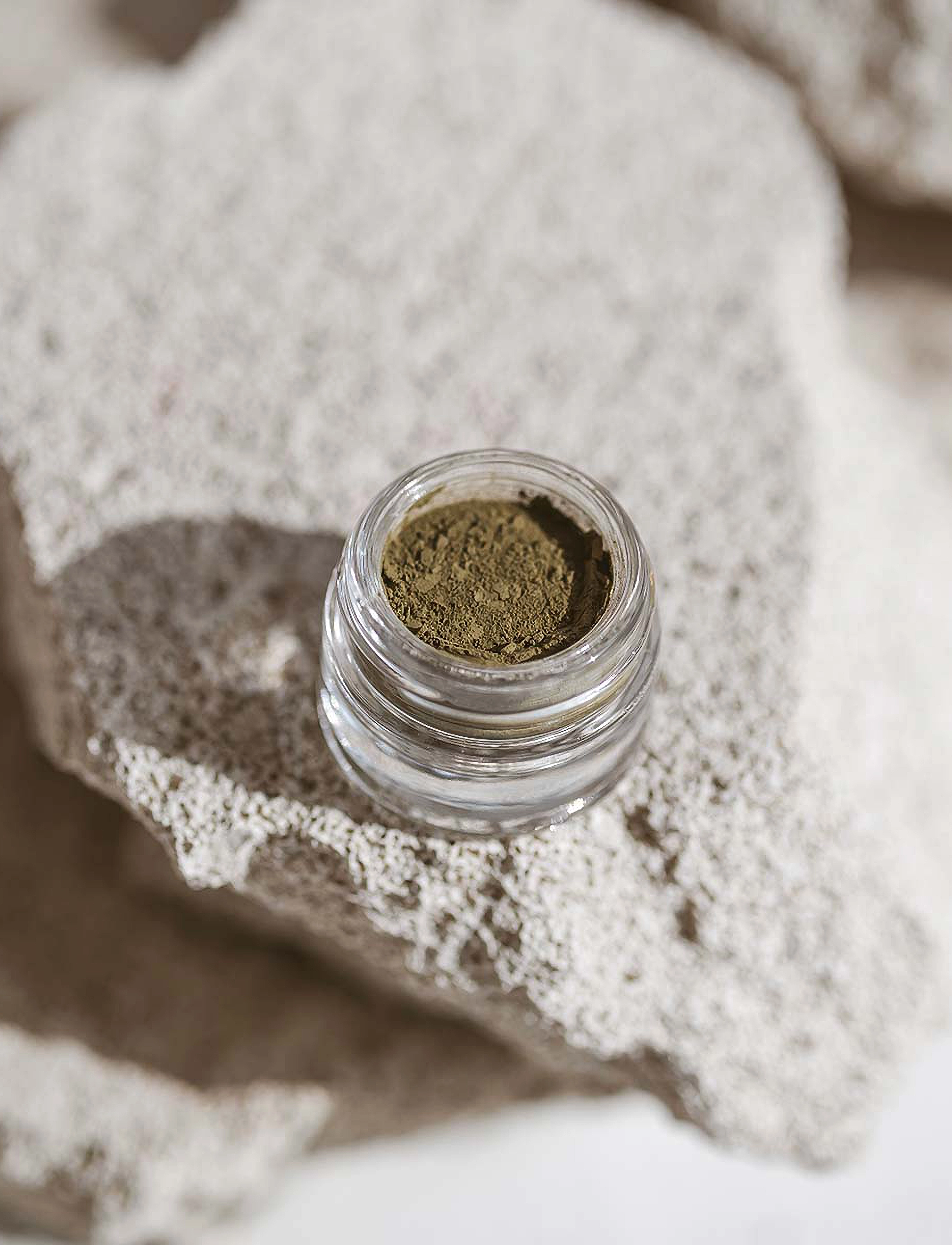 Uoga Uoga - Uoga Uoga Mineral Eye Shadow with amber - bliv klar til date night - northern fern - 2
