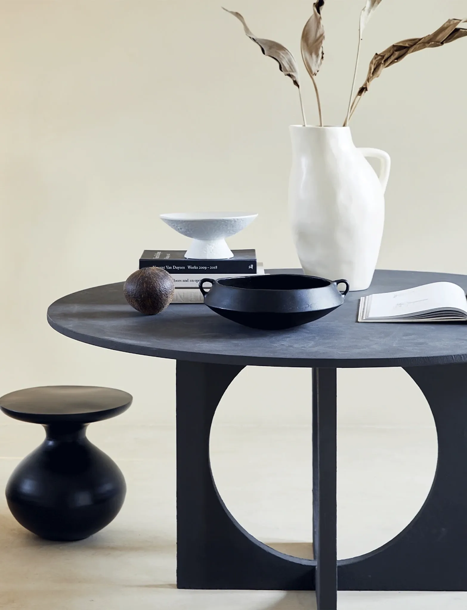 Urban Nature Culture - Urban Nature Culture side table Tummy - tables d'appoint et petites tables - black - 2