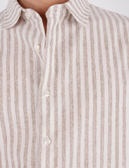 Urban Pioneers - Gilmar Shirt - avslappede skjorter - brown stripe - 4