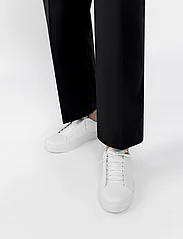VAGABOND - ZOE - sportiska stila apavi ar pazeminātu potītes daļu - white - 5