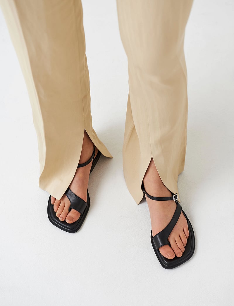 VAGABOND Izzy (VGA5513-001) Flat sandals