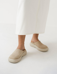 VAGABOND - JANICK - buty z odkrytą piętą na płaskim obcasie - beige - 5