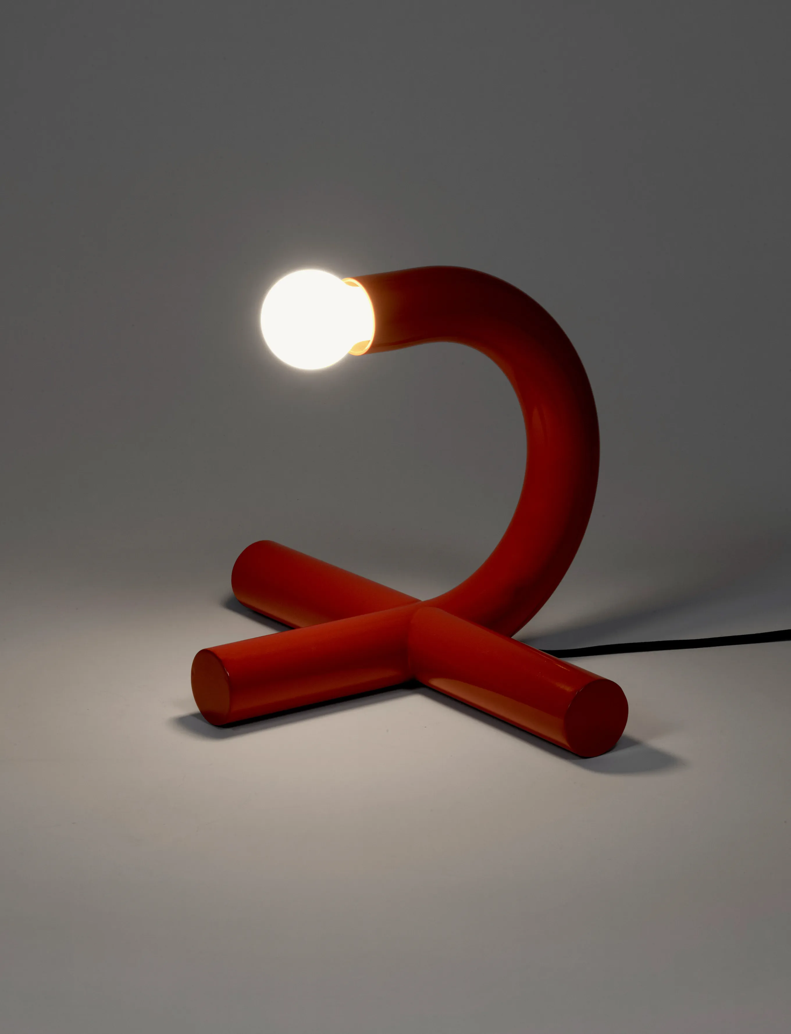 Valerie Objects - TABLE LAMP GREEN LA TRE VERDE - schreibtisch- & tischlampen - red - 0