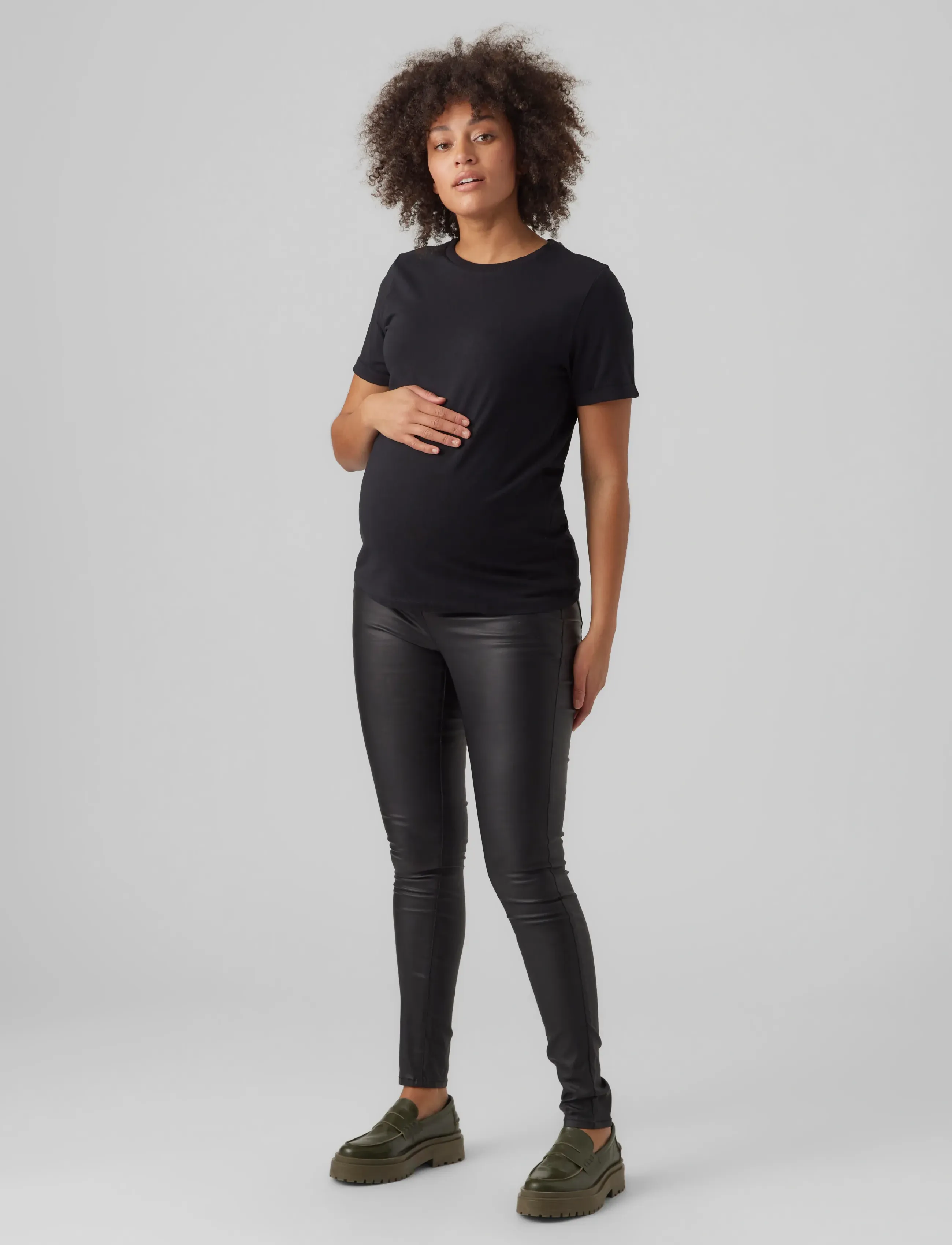Vero Moda Maternity - VMMSEVEN SS SMOOTH COATED PANTS NOOS - slim fit hosen - black - 5