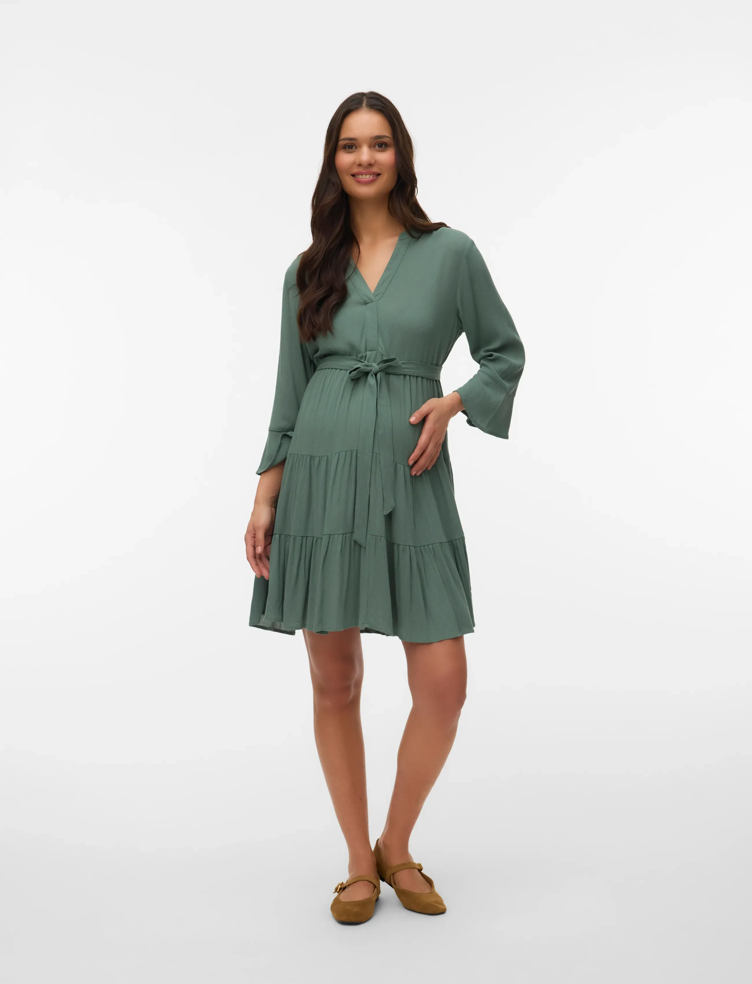 Vero Moda Maternity - VMMMENNY LS V-NECK SHORT DRESS WVN GA - sommerkjoler - laurel wreath - 3