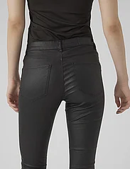 Vero Moda - VMSEVEN NW SS SMOOTH COATED PANTS NOOS - skinny jeans - black - 5