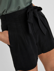 Vero Moda - VMMIA HR LOOSE SUMMER SHORTS GA NOOS - casual shorts - black - 5
