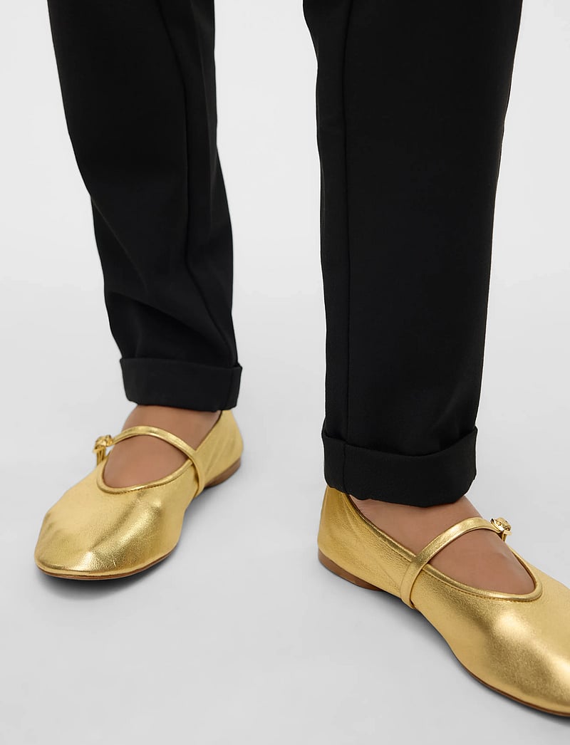 Vero Moda - VMMAYA MW LOOSE SOLID PANT NOOS - slim fit hosen - black - 5