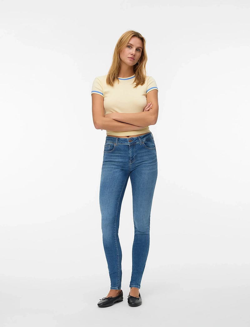 Vero Moda - VMLUX MR SLIM JEANS RI310 NOOS - skinny jeans - medium blue denim - 0