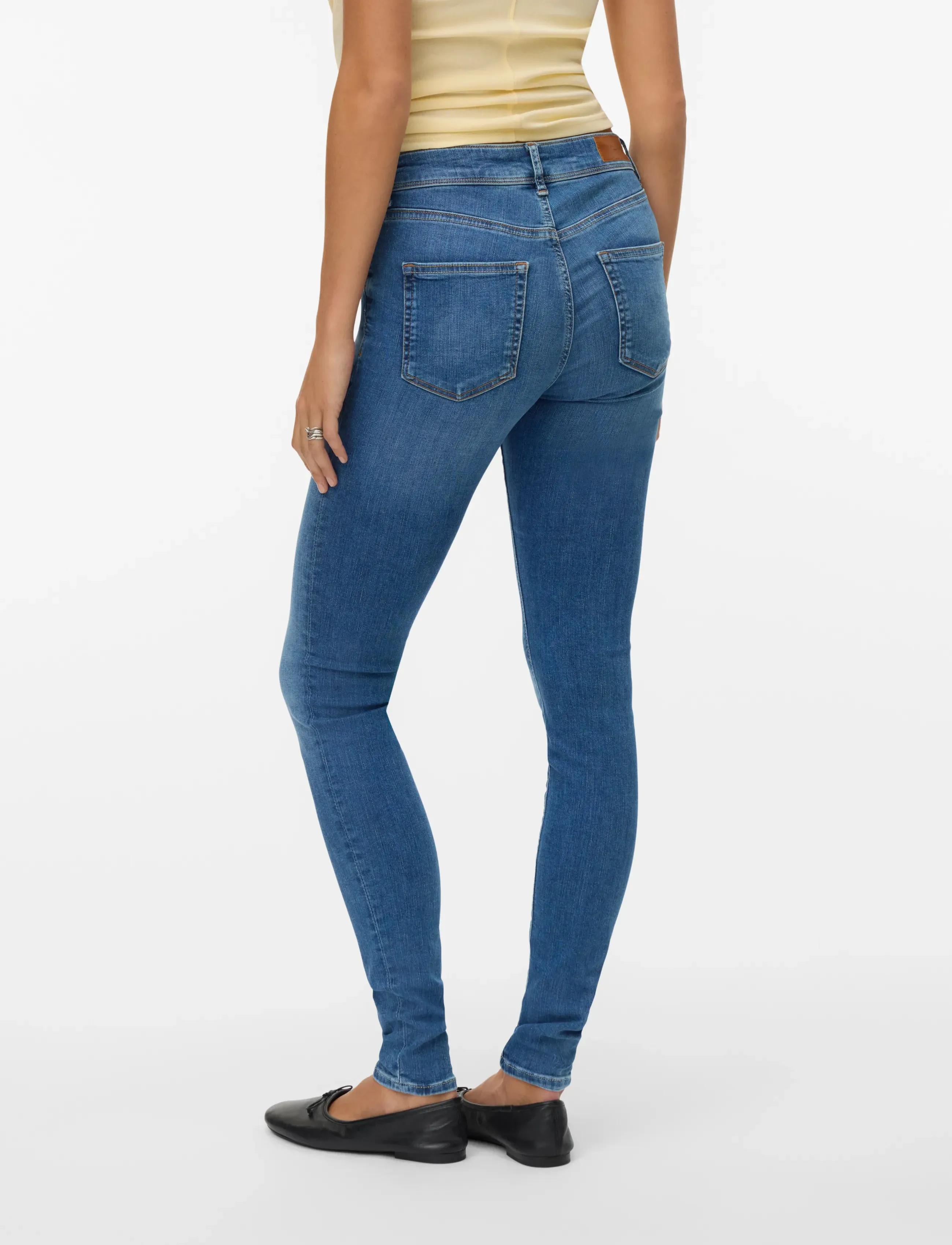 Vero Moda - VMLUX MR SLIM JEANS RI310 NOOS - liibuvad teksad - medium blue denim - 3