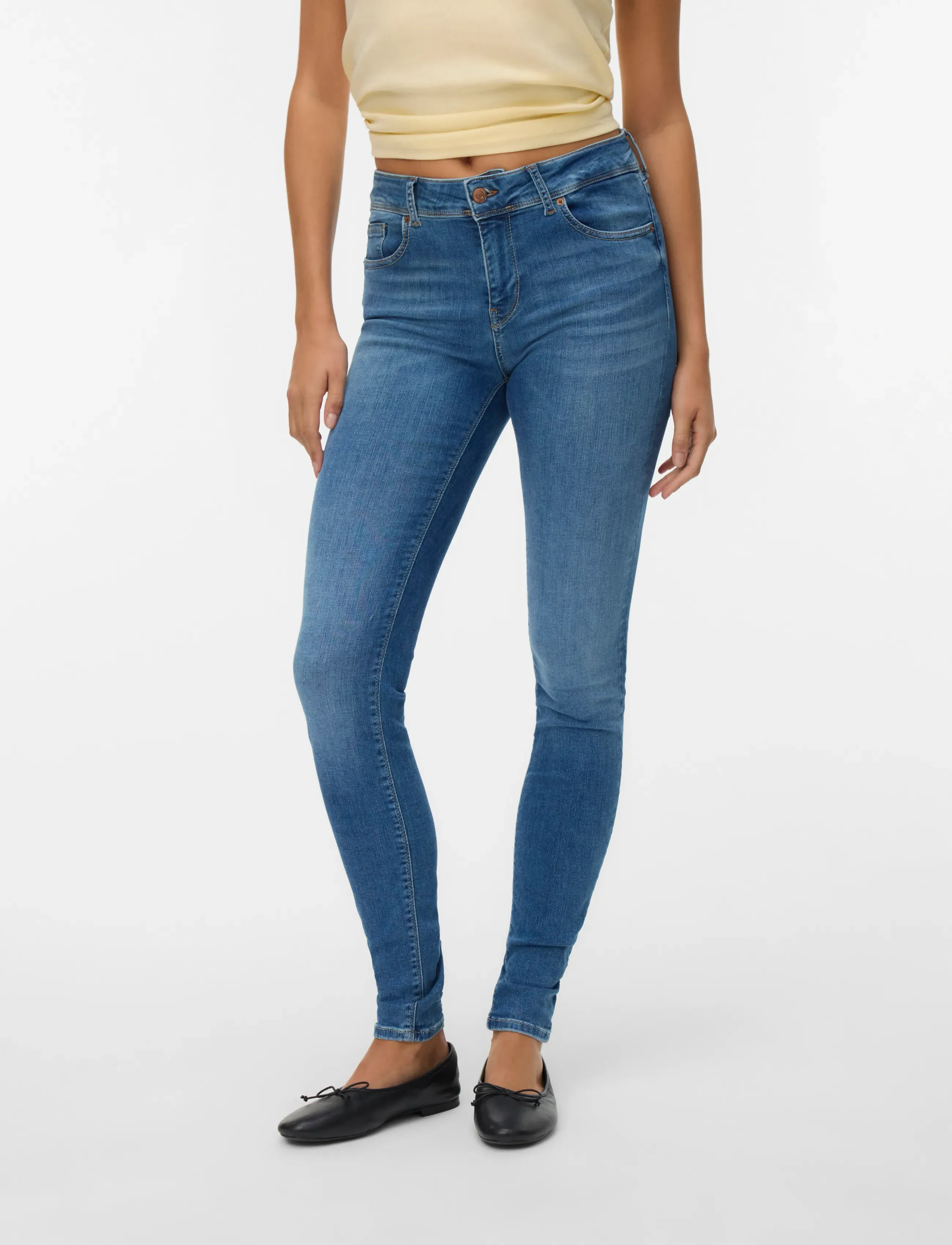 Vero Moda - VMLUX MR SLIM JEANS RI310 NOOS - liibuvad teksad - medium blue denim - 4