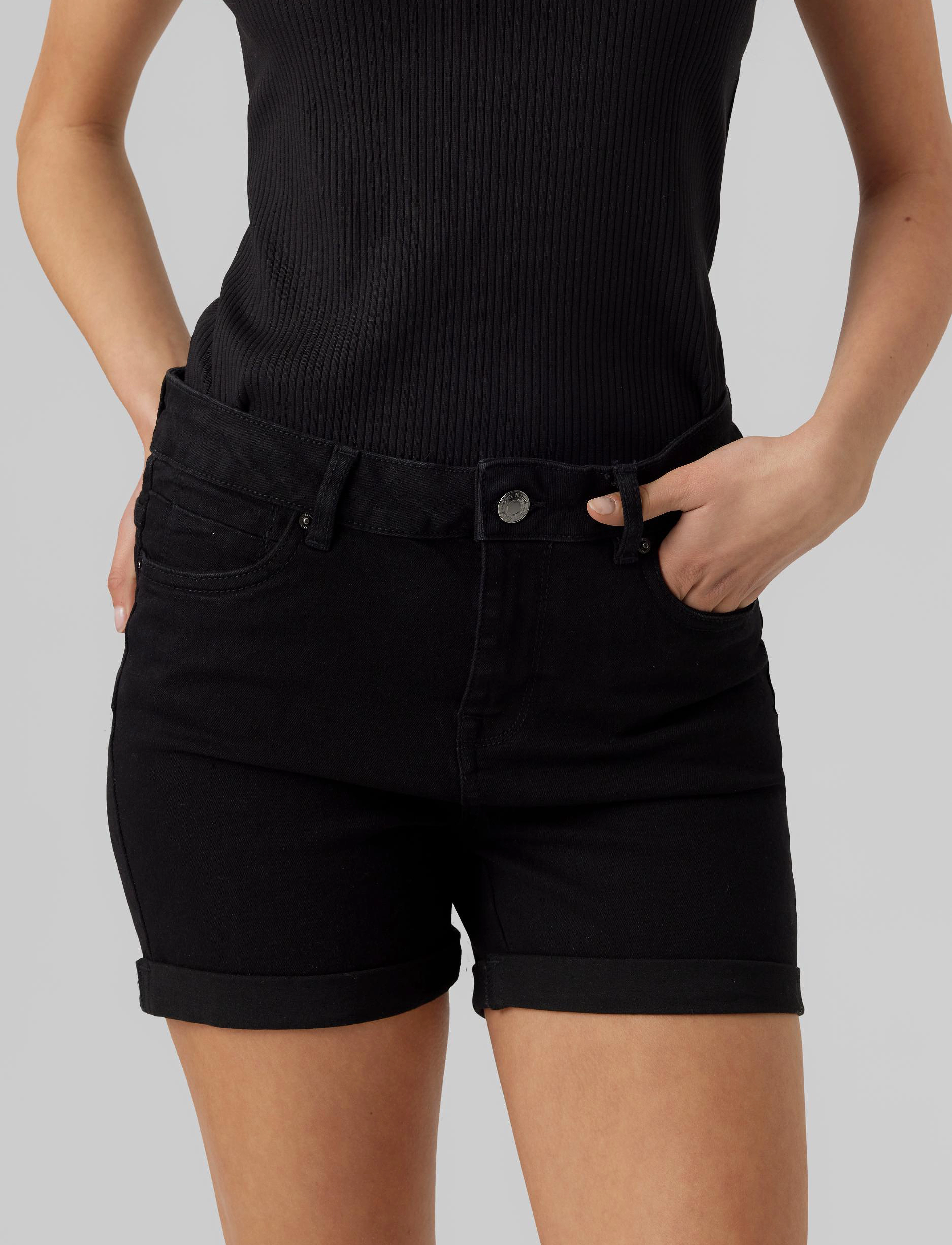 Vero Moda - VMLUNA MR FOLD SHORTS MIX GA NOOS - short en jeans - black - 5