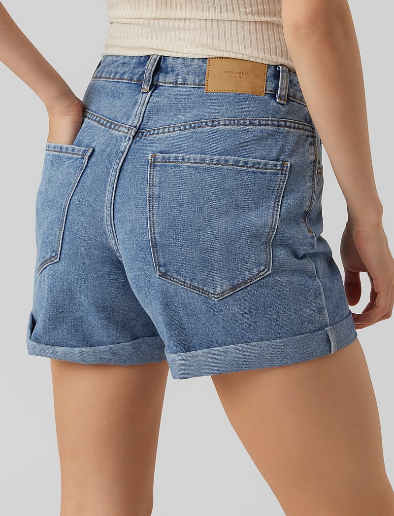 Vero Moda - VMZURI HR LOOSE DENIM SHORTS MIX GA NOOS - jeansshorts - medium blue denim - 5