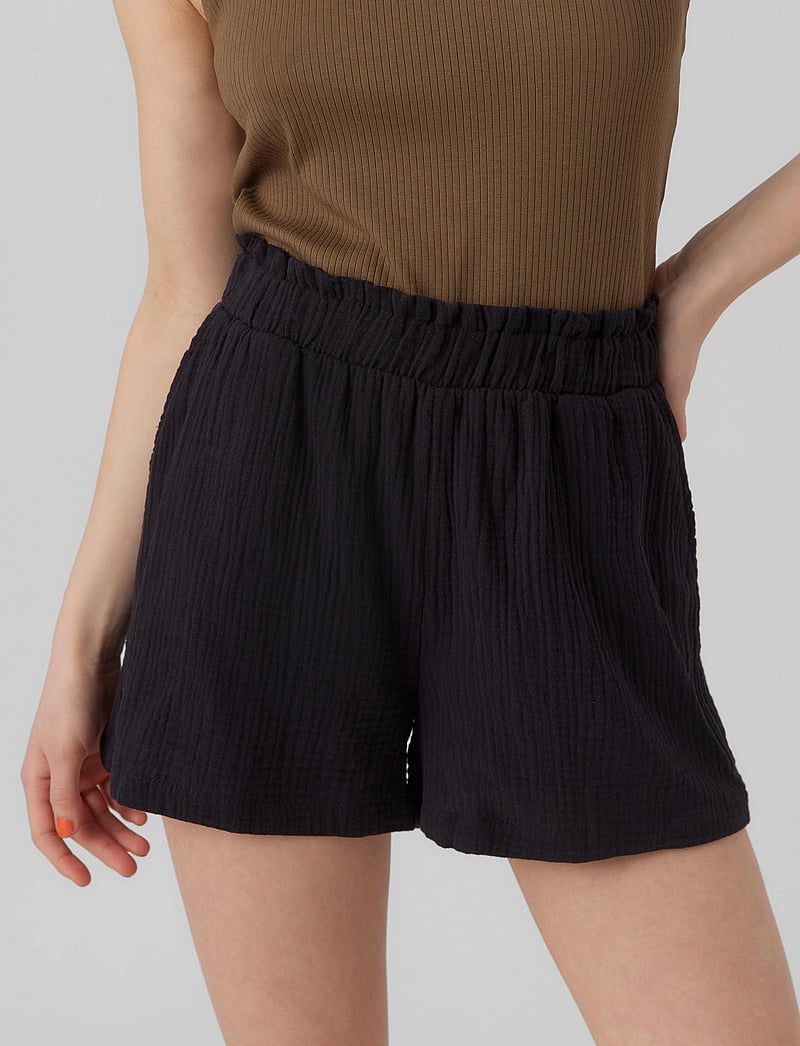 Vero Moda - VMNATALI HW SHORTS WVN GA NOOS - casual shorts - black - 4