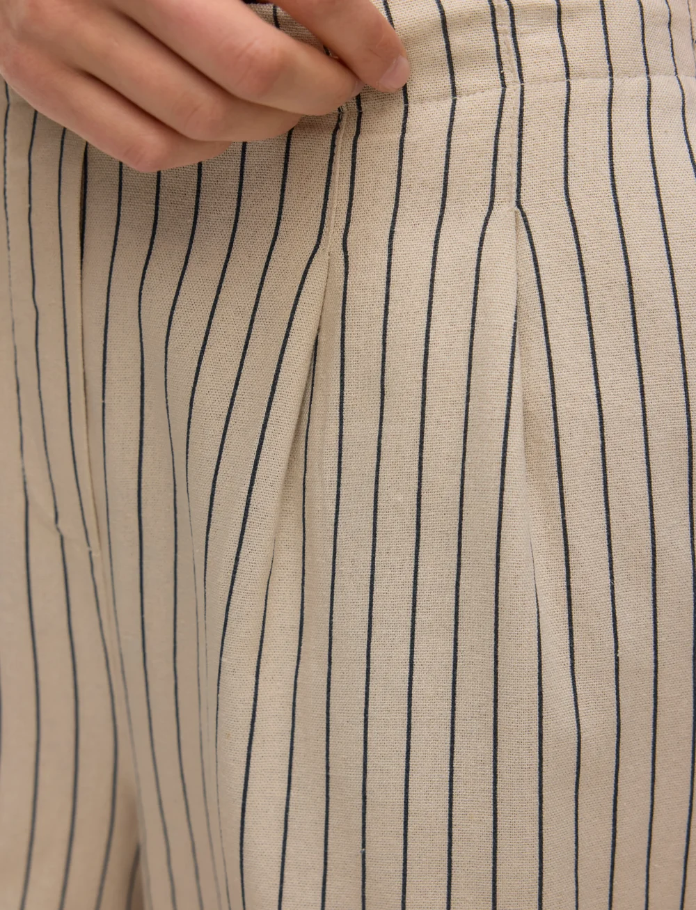 Vero Moda - VMJESMILO HW SHORTS WVN GA NOOS - linen shorts - silver lining - 4