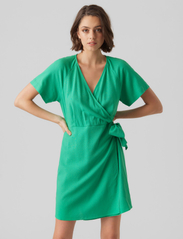 Vero Moda - VMMYMILO SS WIDE WRAP SHORT DRESS WVN GA - omlottklänningar - bright green - 1