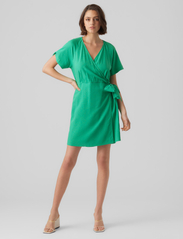 Vero Moda - VMMYMILO SS WIDE WRAP SHORT DRESS WVN GA - wrap dresses - bright green - 3