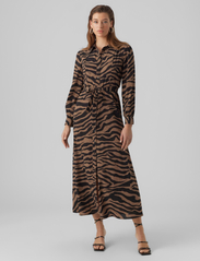 Vero Moda - VMSHILAH NAJA LS LONG SHIRT DRESS WVN GA - midi jurken - brown lentil - 2