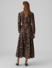 Vero Moda - VMSHILAH NAJA LS LONG SHIRT DRESS WVN GA - midi jurken - brown lentil - 3