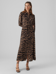 Vero Moda - VMSHILAH NAJA LS LONG SHIRT DRESS WVN GA - midi jurken - brown lentil - 4