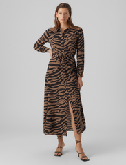 Vero Moda - VMSHILAH NAJA LS LONG SHIRT DRESS WVN GA - midi jurken - brown lentil - 5