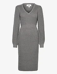 Vero Moda - VMGEORGINE LS V-NECK CALF KNIT DRESS VMA - stickade klänningar - medium grey melange - 0