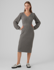 Vero Moda - VMGEORGINE LS V-NECK CALF KNIT DRESS VMA - stickade klänningar - medium grey melange - 2