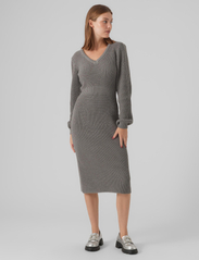 Vero Moda - VMGEORGINE LS V-NECK CALF KNIT DRESS VMA - stickade klänningar - medium grey melange - 4