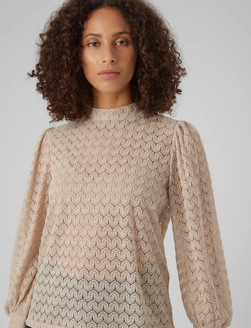 Vero Moda - VMBECCA LS HIGH NECK LACE TOP JRS NOOS - langærmede bluser - pumice stone - 3