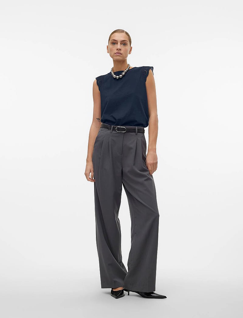 Vero Moda - VMEMILY SL GATHERING TOP JRS NOOS - blouses zonder mouwen - navy blazer - 3