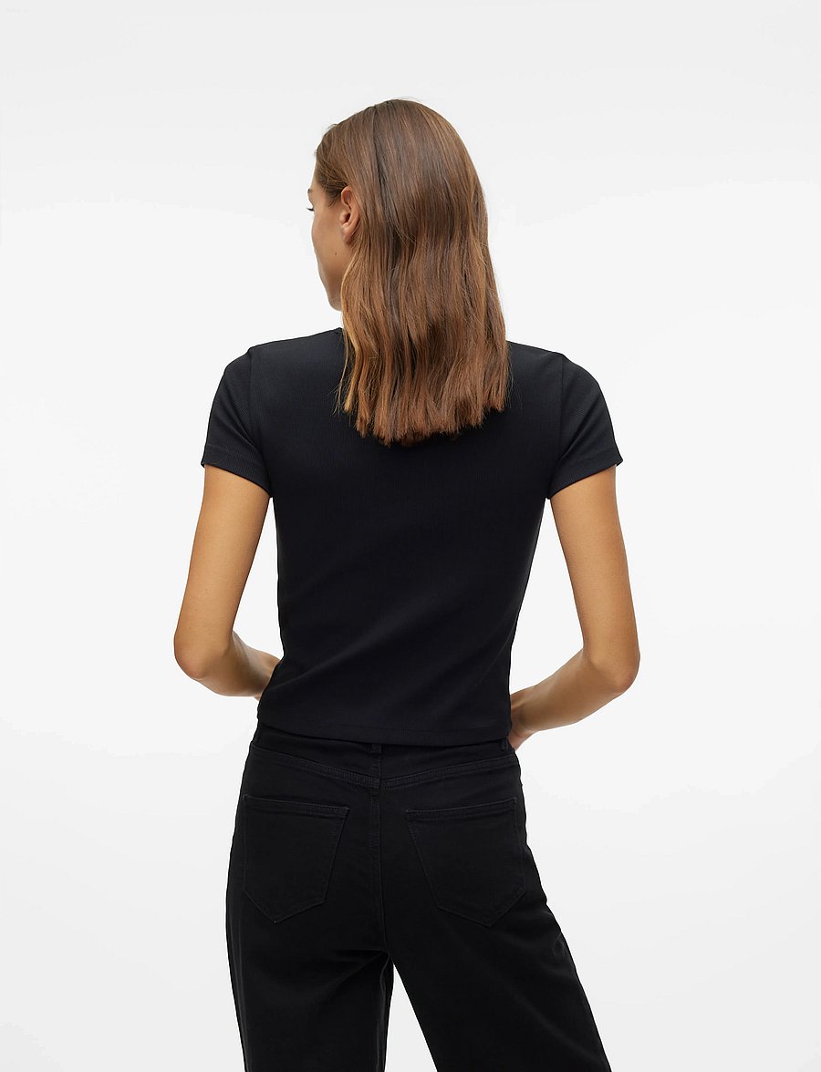 Vero Moda - VMCHLOE SS SHORT TOP JRS NOOS - t-särgid - black - 2