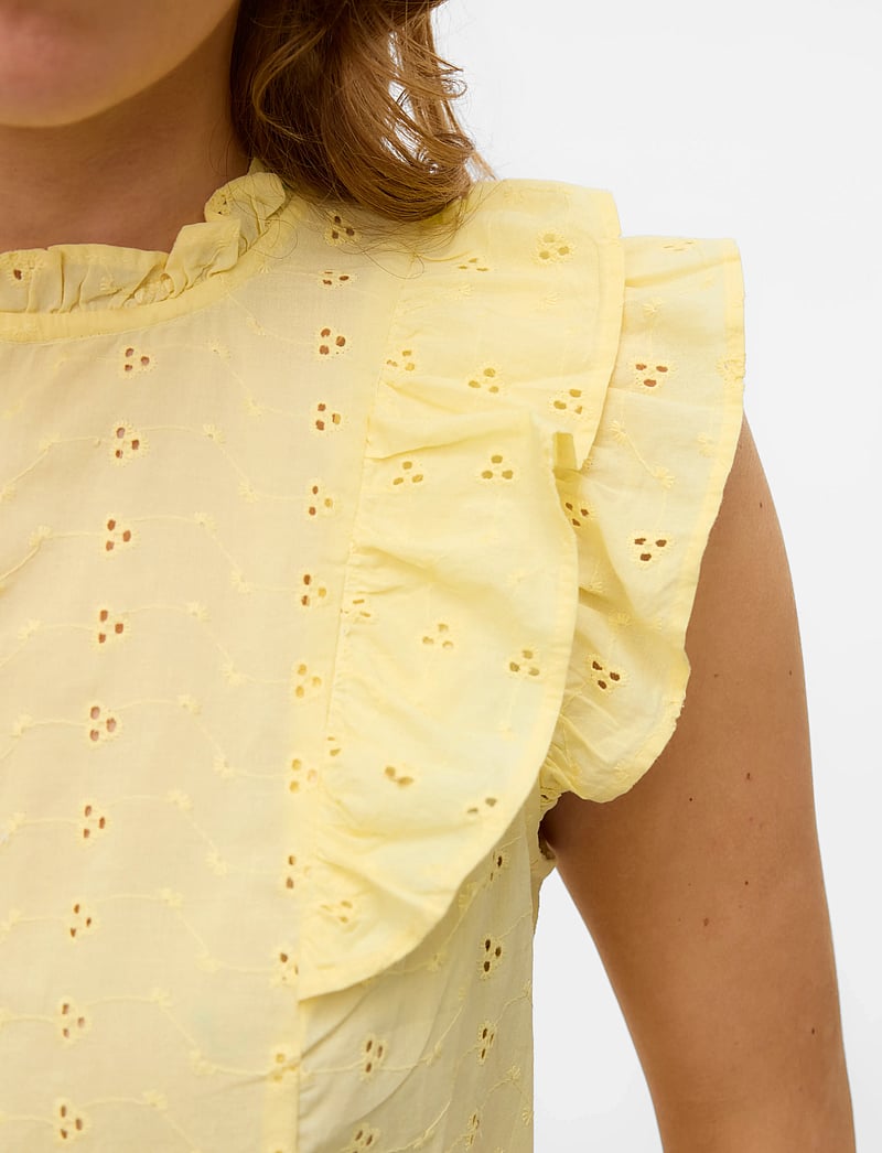 Vero Moda - VMKAMMY SL HIGH NECK TOP VMA - sleeveless blouses - pale banana - 3