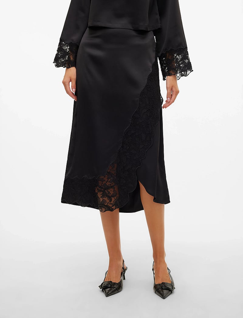 Vero Moda - VMMERLE LACE HW 7/8 SKIRT WVN GA - satinkjolar - black - 0